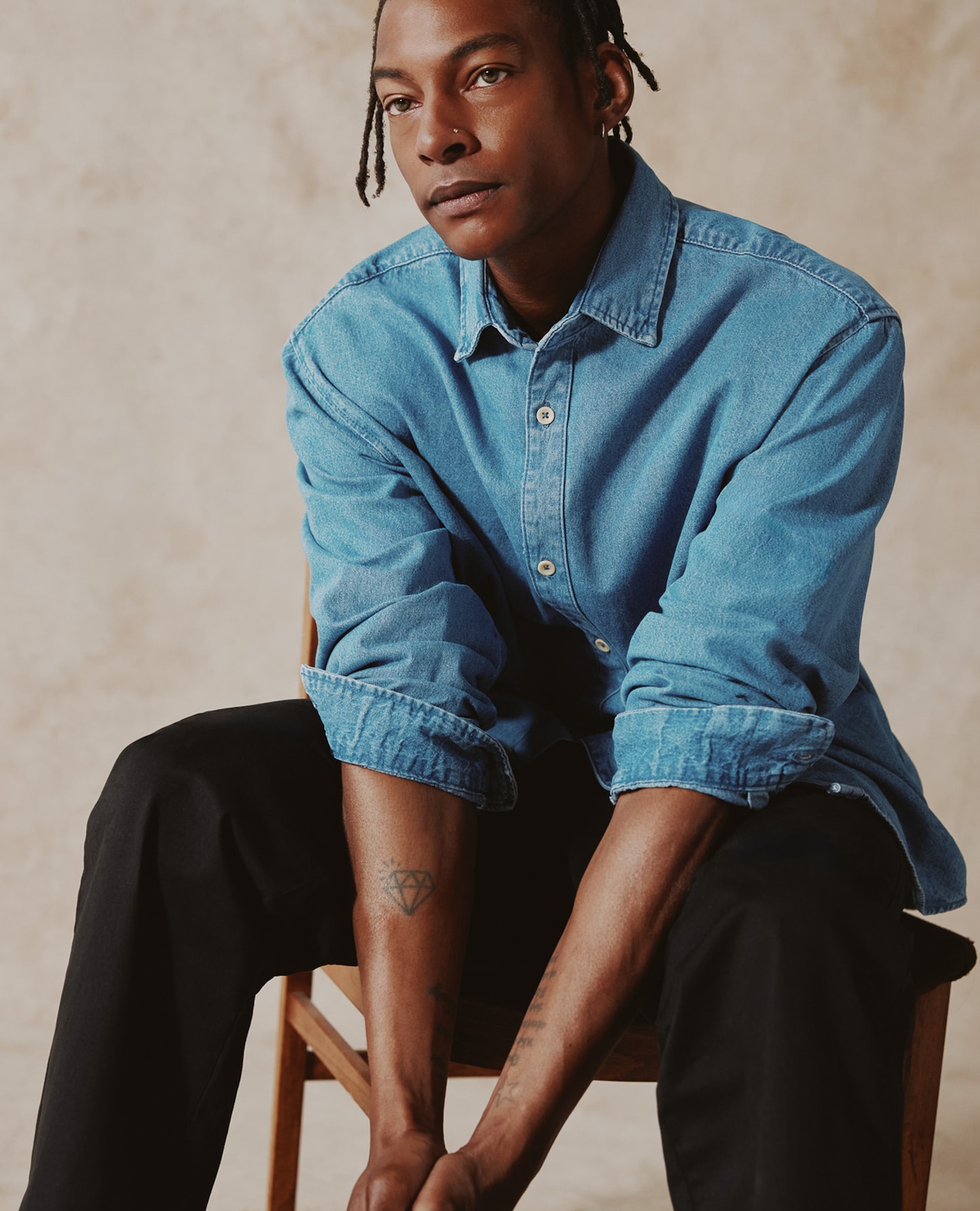 Model wears Levi's Classic Western Denim Shirt - Stonewash with Union Loose Fit Stretch Jeans Blackwash