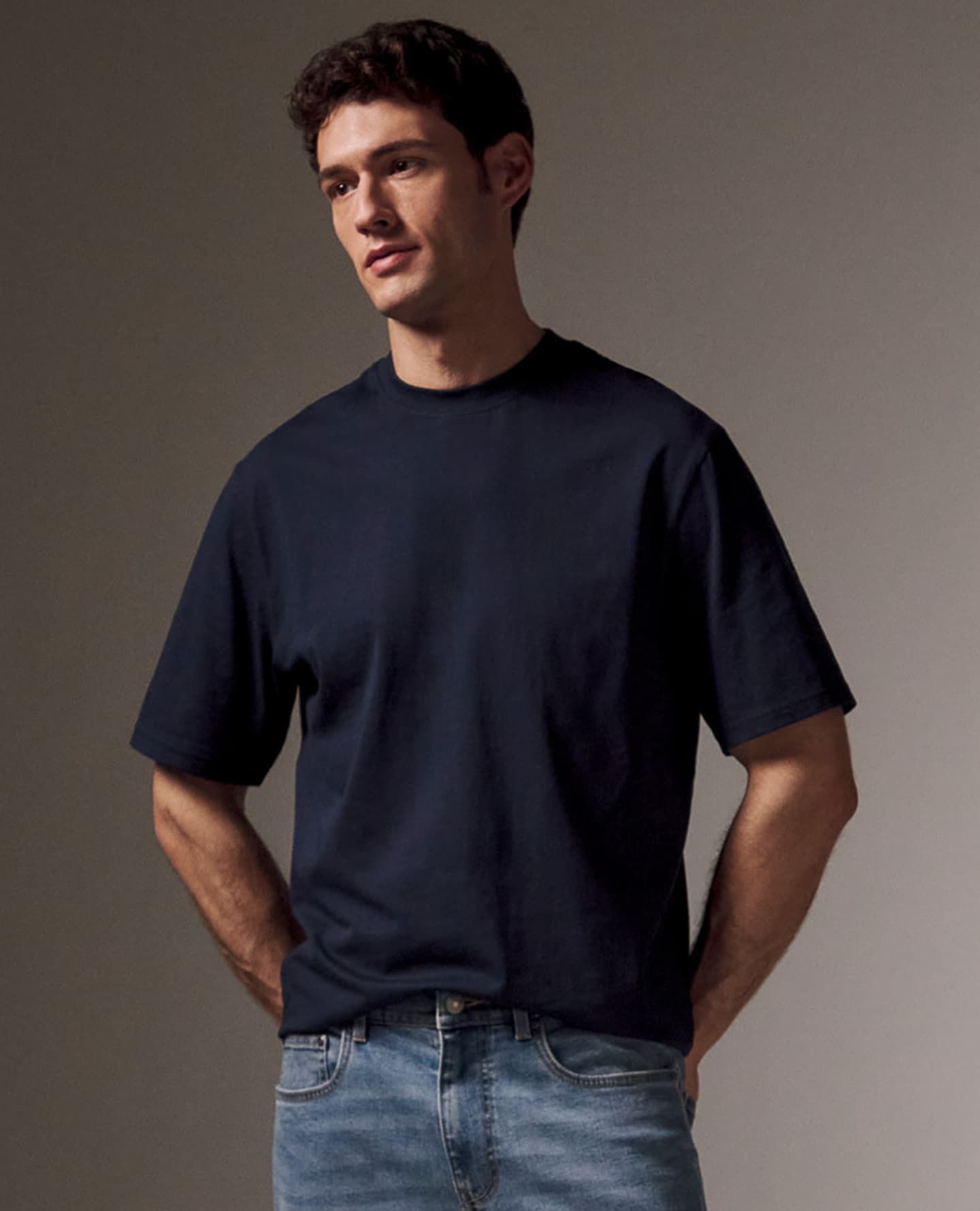 Model wears Relaxed Fit T-Shirt Long in Navy