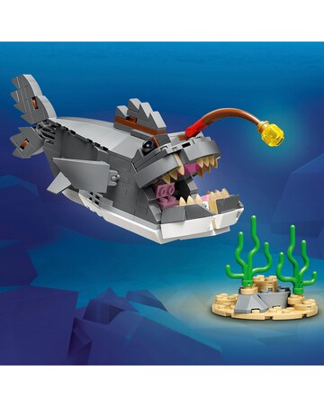 LEGO Creator Fierce Shark with a Treasure Chest 31381