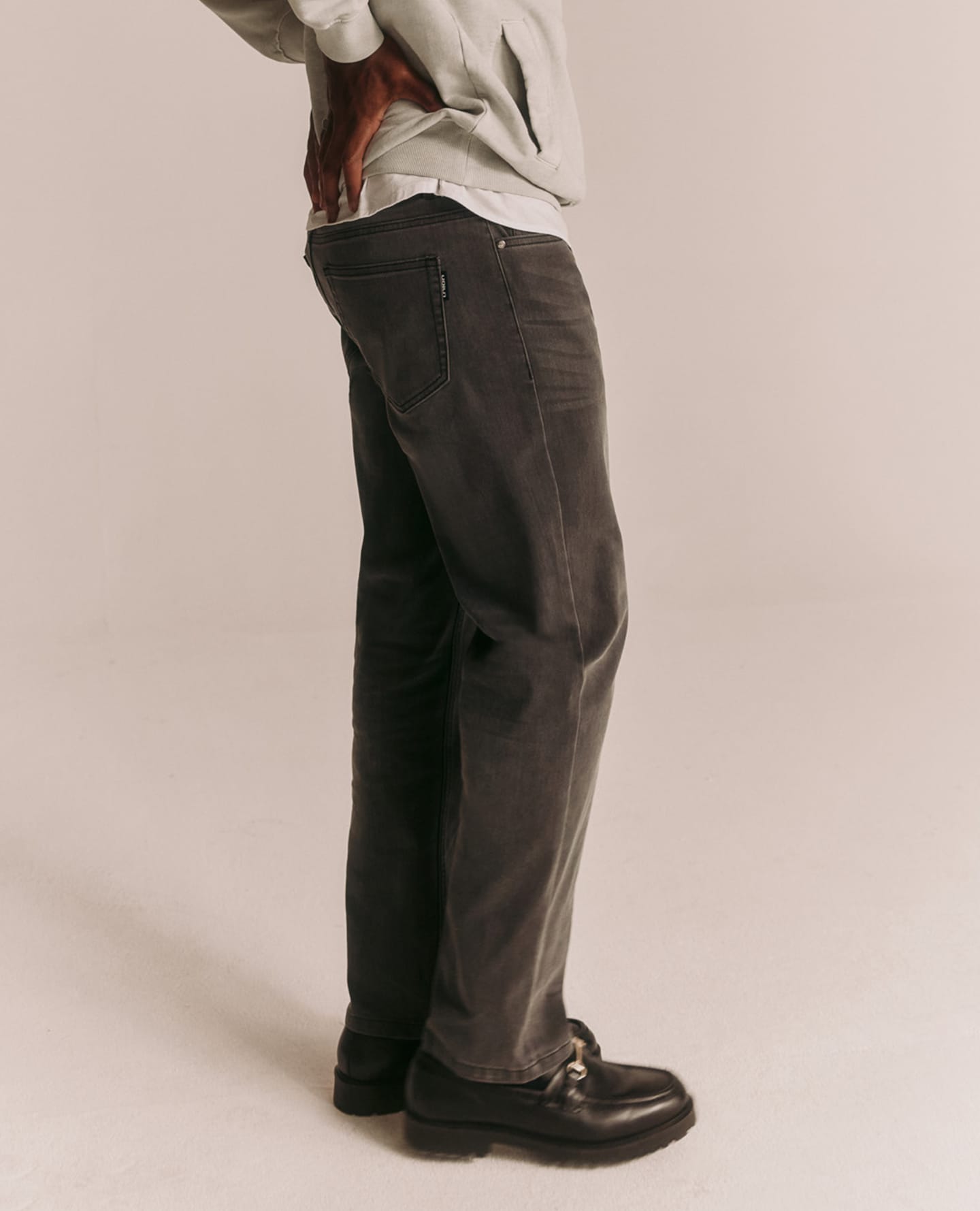 Model wears dark, Straight Fot jenas.