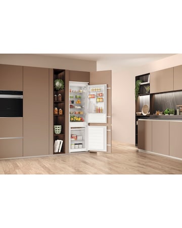 Hotpoint HTC18D011A1 Integrated 70/30 Fridge Freezer White + Install