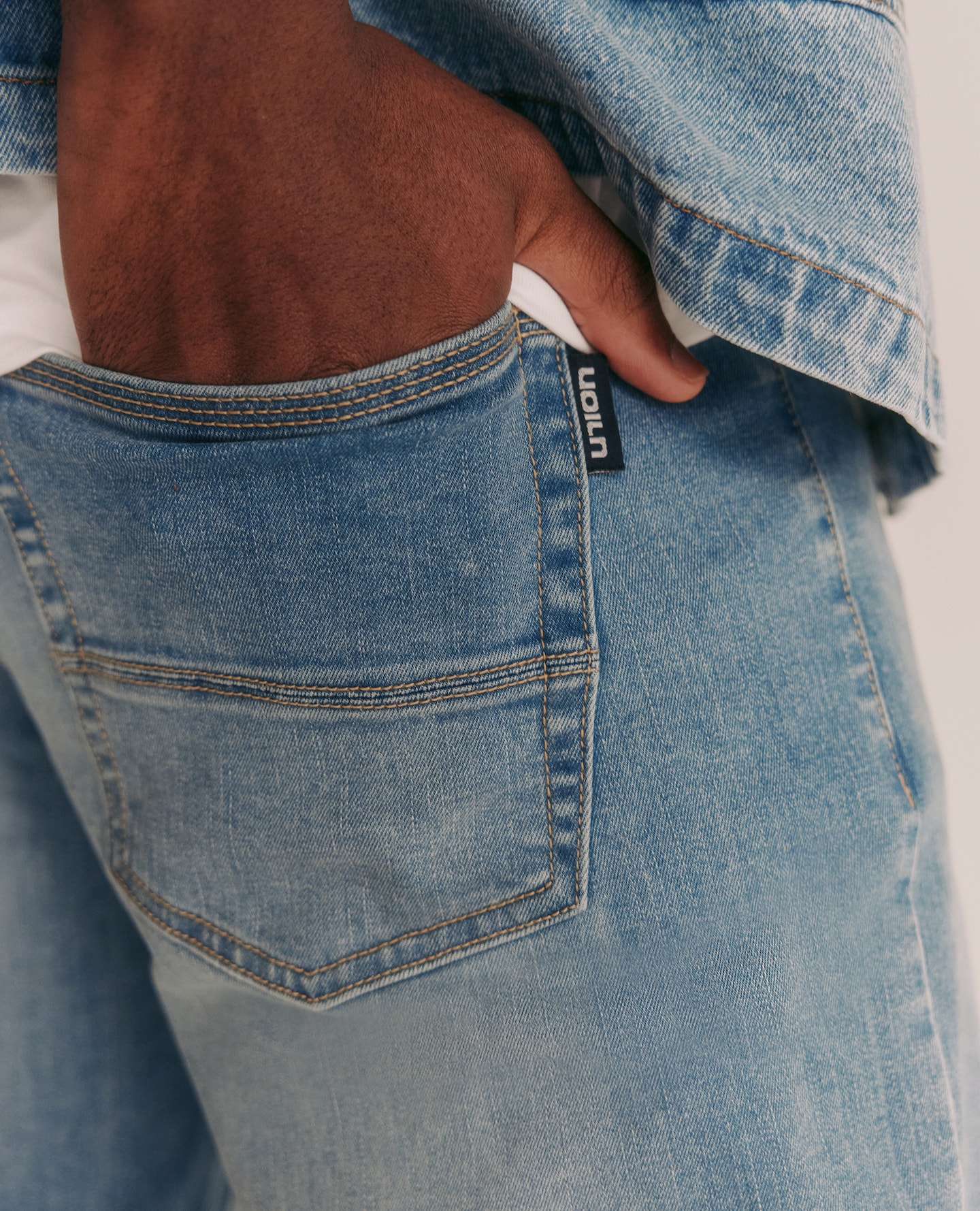 Model wears stonewash jeans. Skinny Fit is depicted.