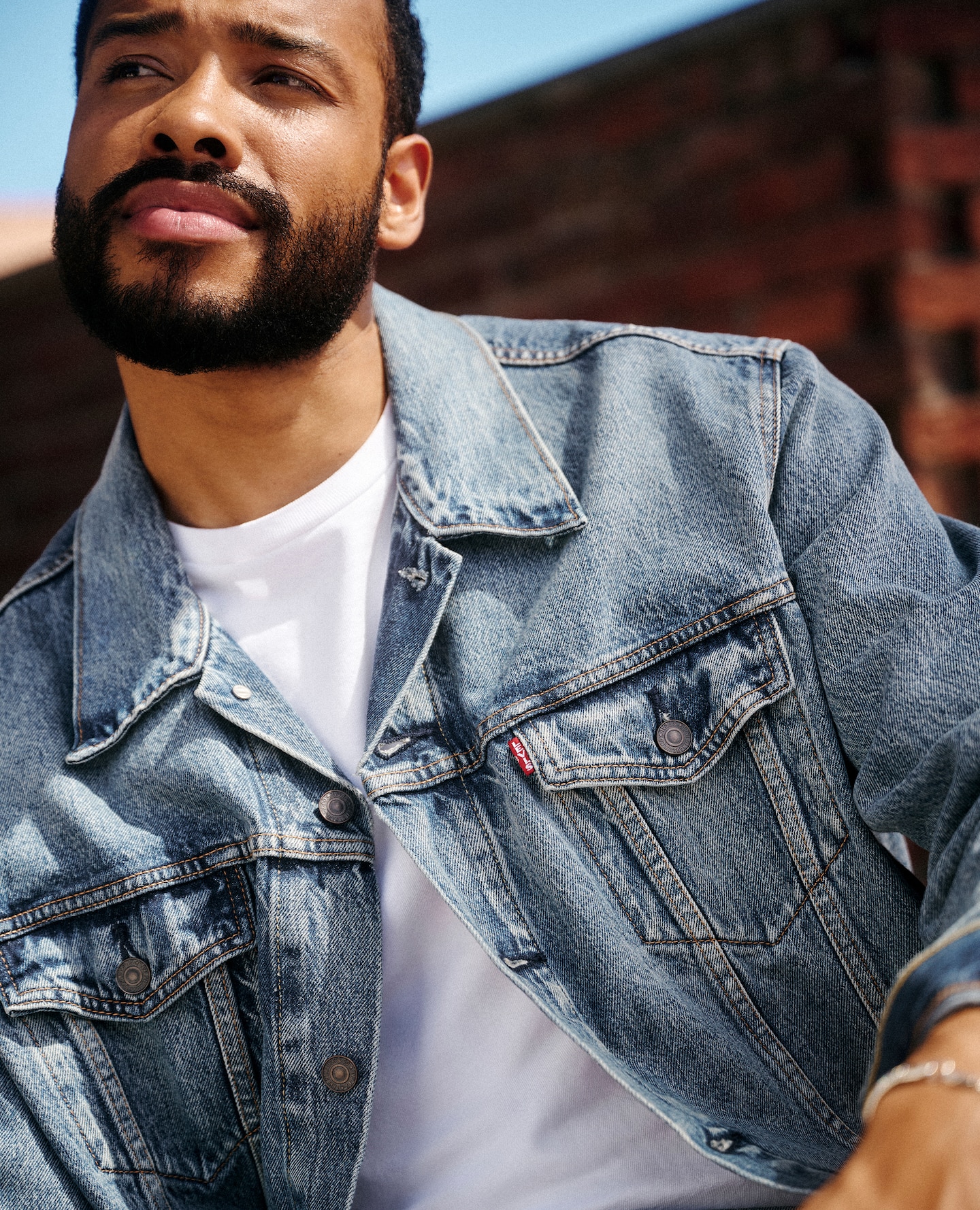 Model wears Levi's Classic Trucker Jacket - Medium Indigo