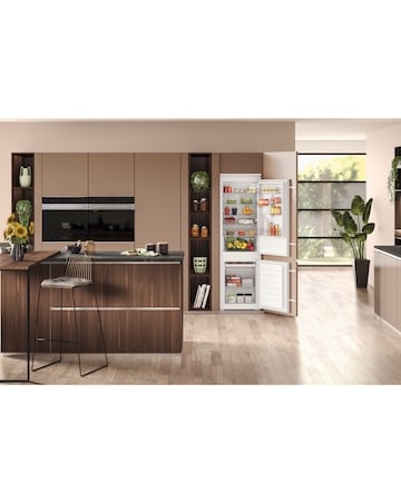 Hotpoint HTC18D011A1 Integrated 70/30 Fridge Freezer White + Install