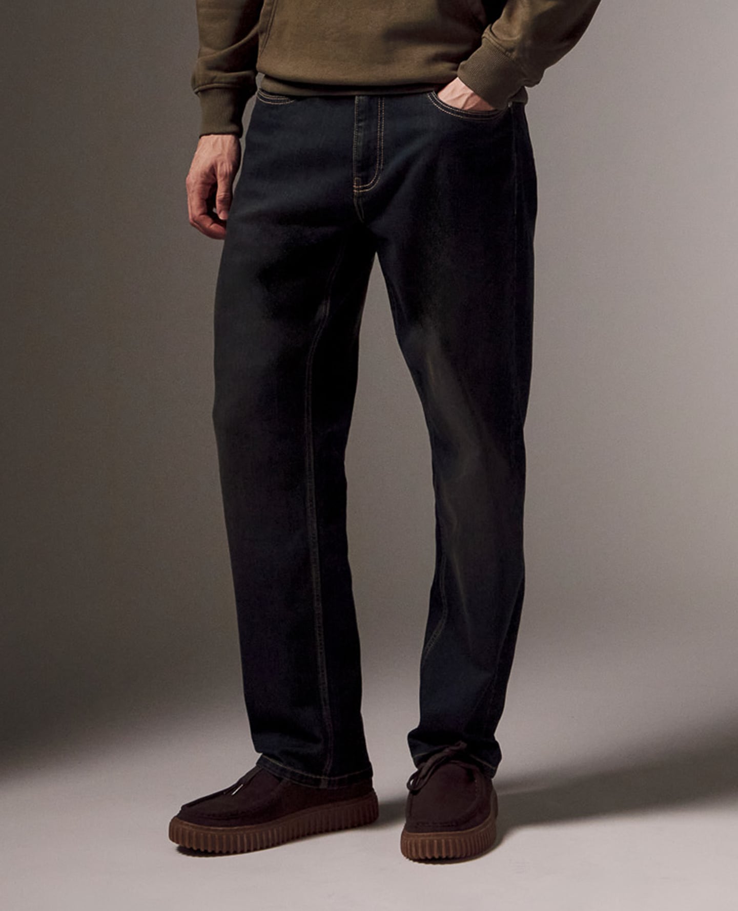 Model wears Union Loose Fit Stretch Jeans Darkwash