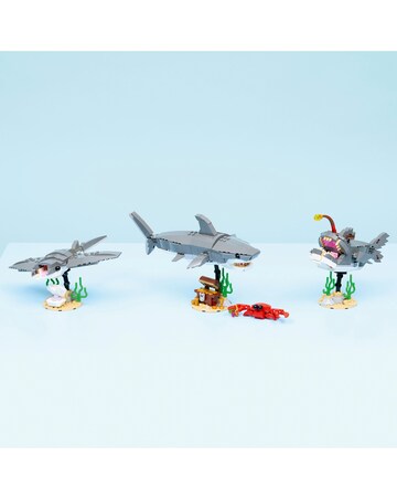 LEGO Creator Fierce Shark with a Treasure Chest 31381