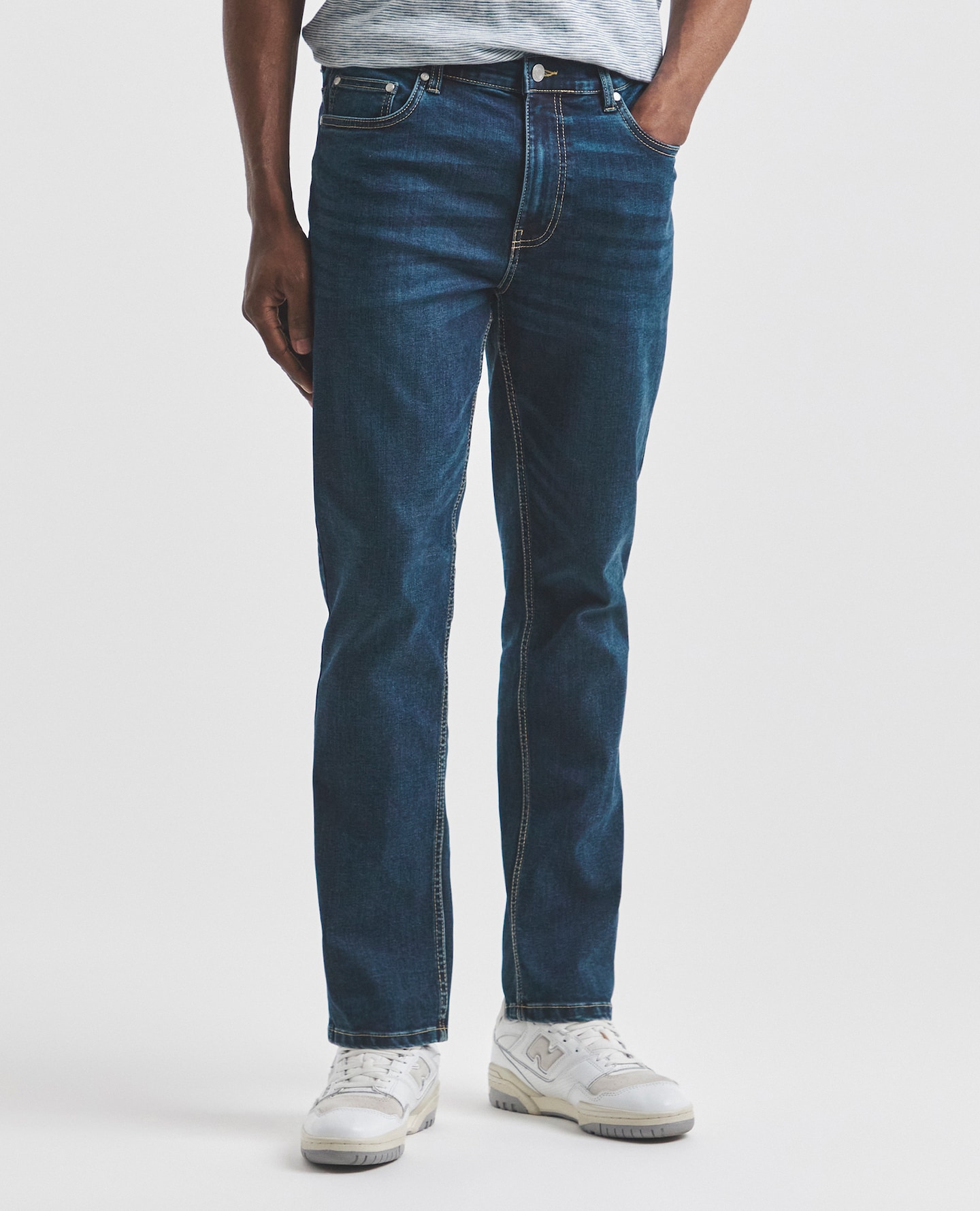 Model wearing dark blue jeans