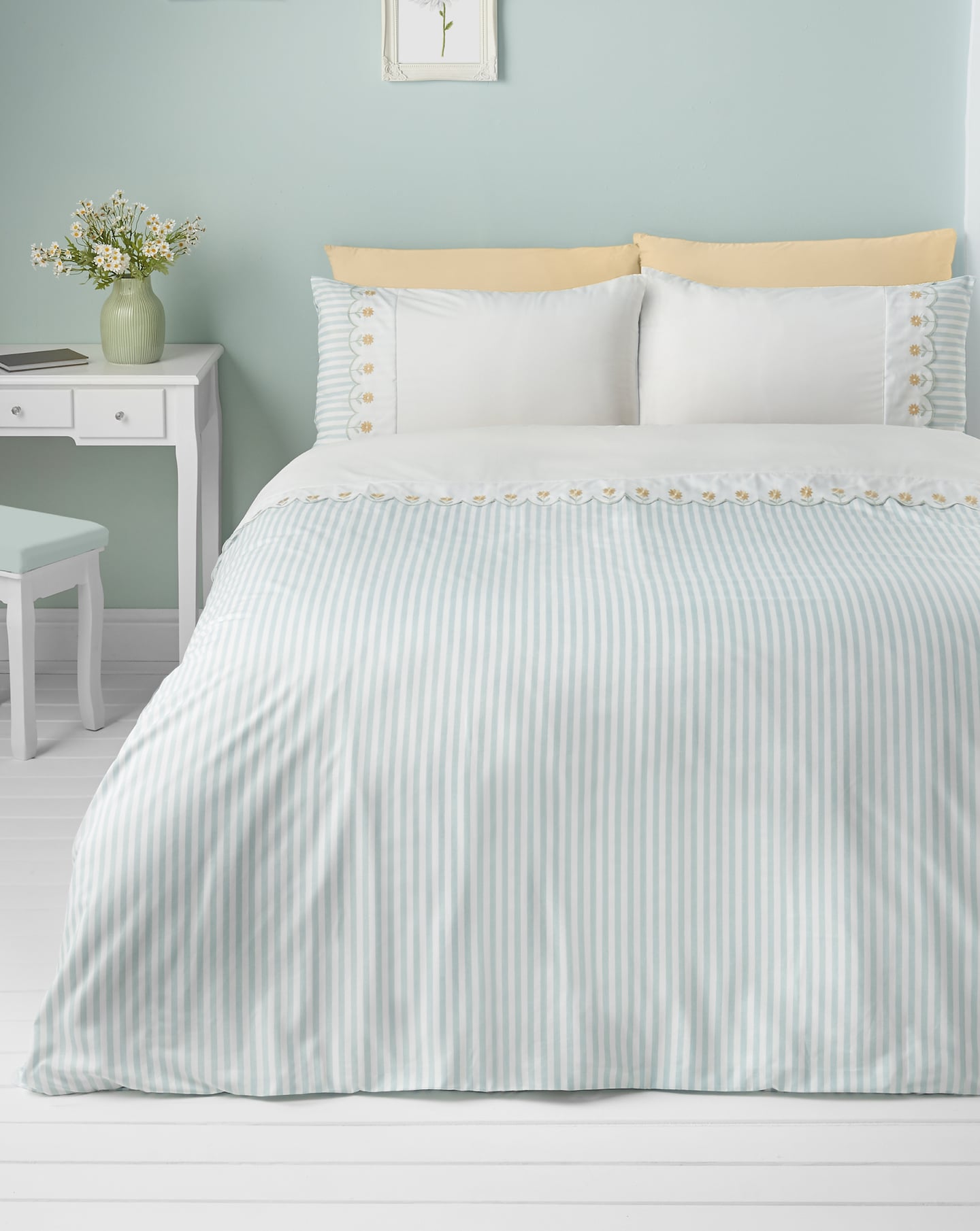 New In - Catherine Lanfield Daisy Duvet Set