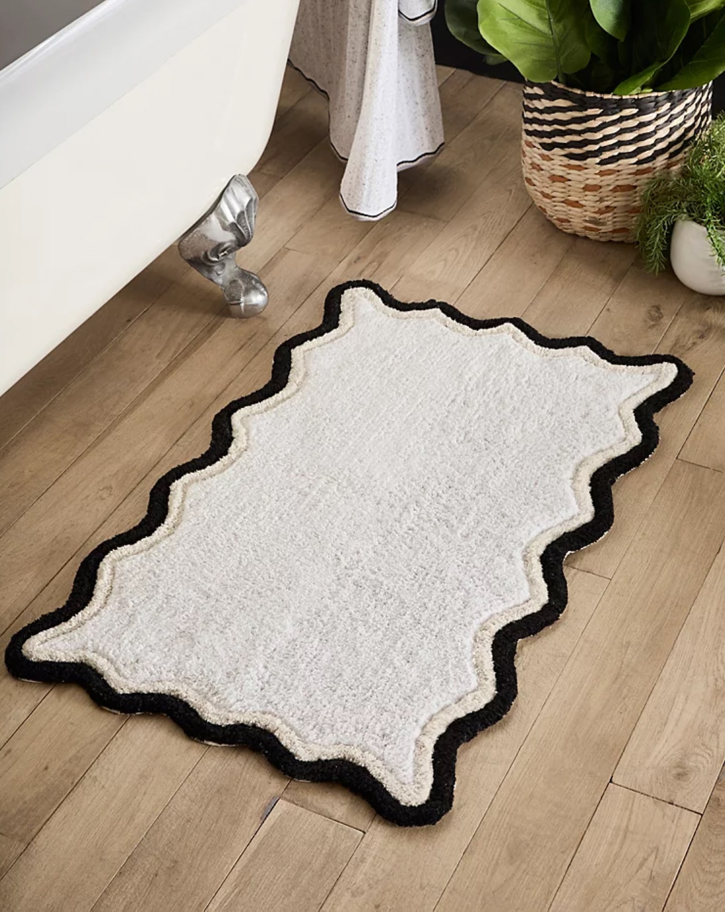 New In - Scalloped Bath Mat - Monochrome
