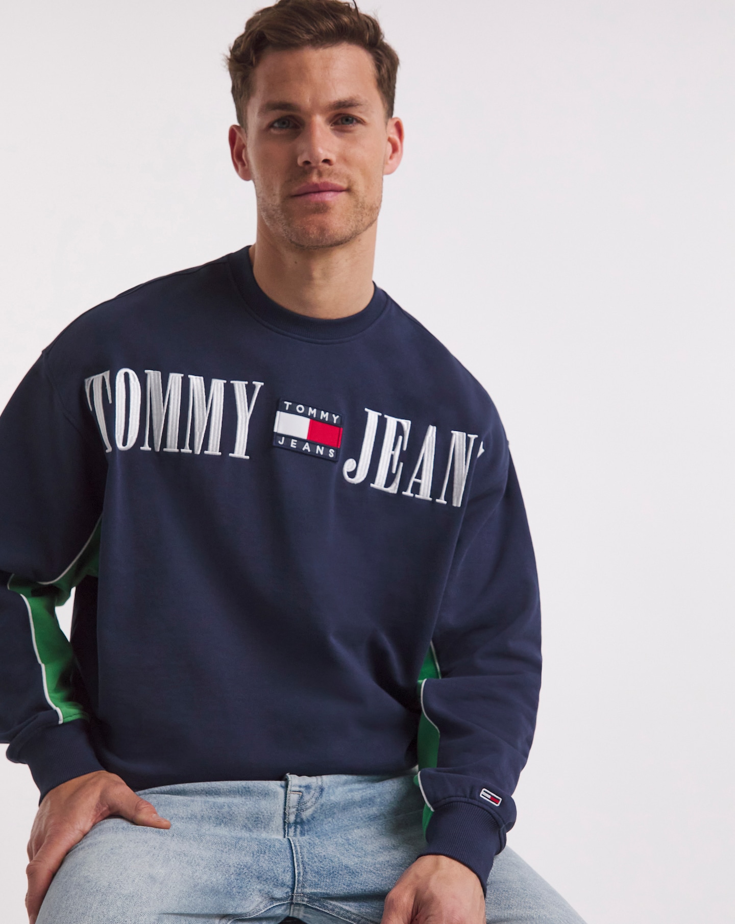 Tommy jeans crew hot sale neck logo jumper