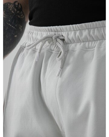 TURNER-D555 Stretch Pique Elasticated Shorts With Pin Tuck Front & Zipper Pocket