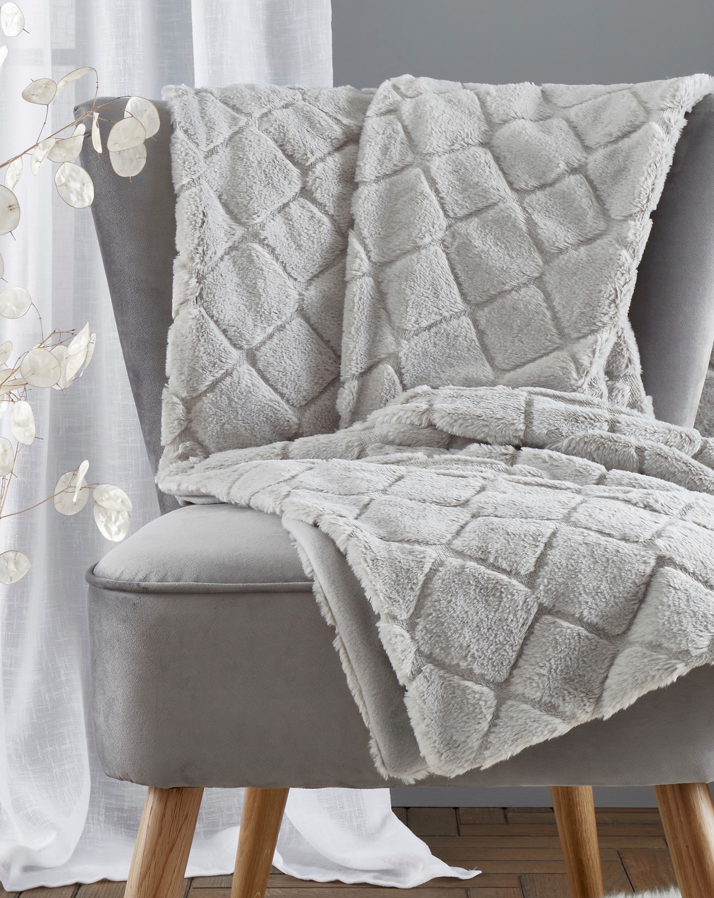 New In - Cosy Diamond Throw