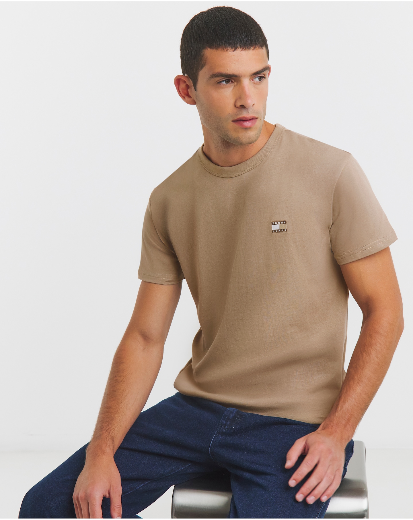 Tommy Jeans Tonal Badge T-Shirt - Taupe