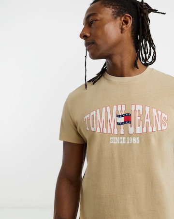 Tommy Jeans Short Sleeve Regular Waving Flag T-Shirt - Gold