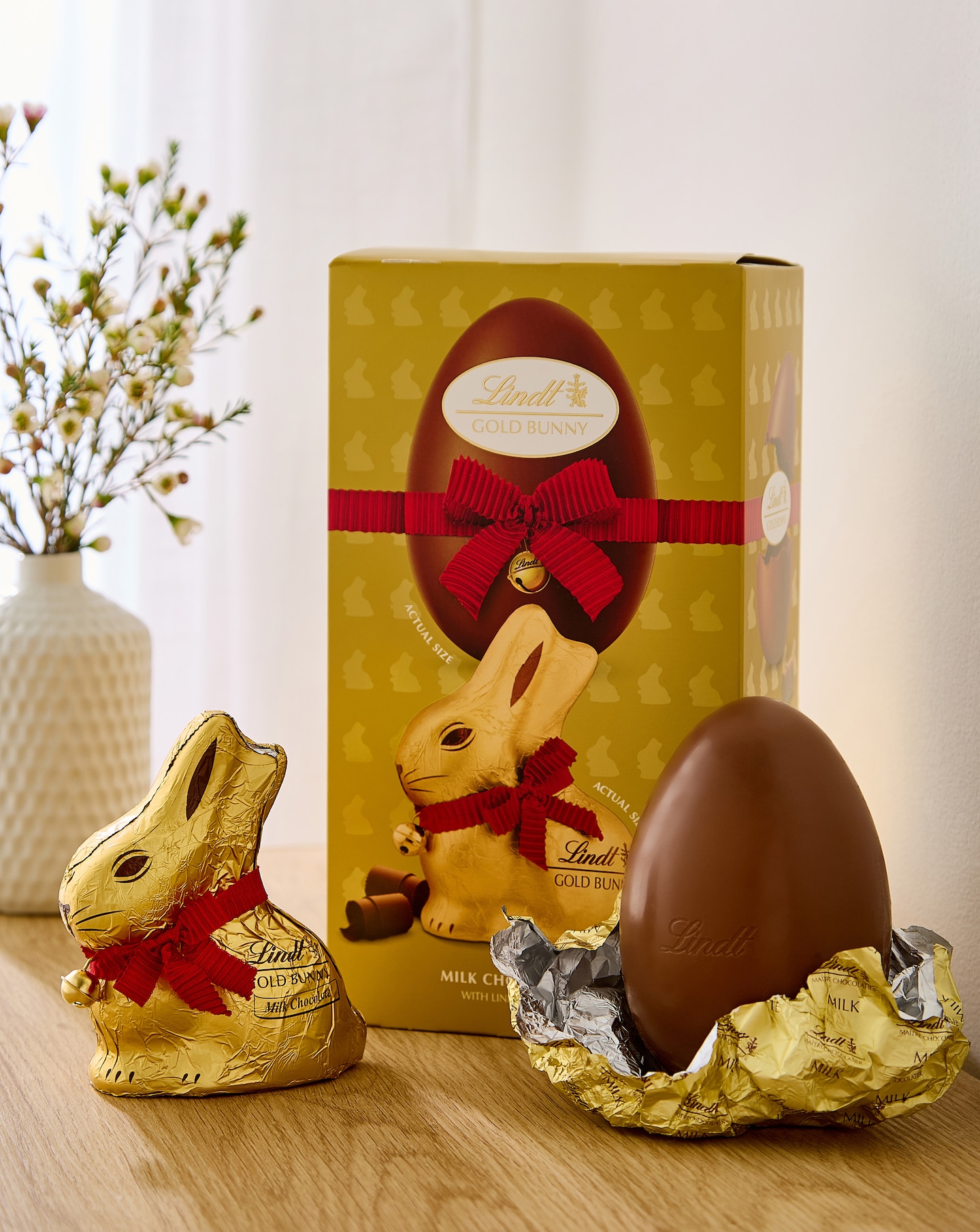 New In - Lindt Gold Bunny Milk Chocolate Egg 195g