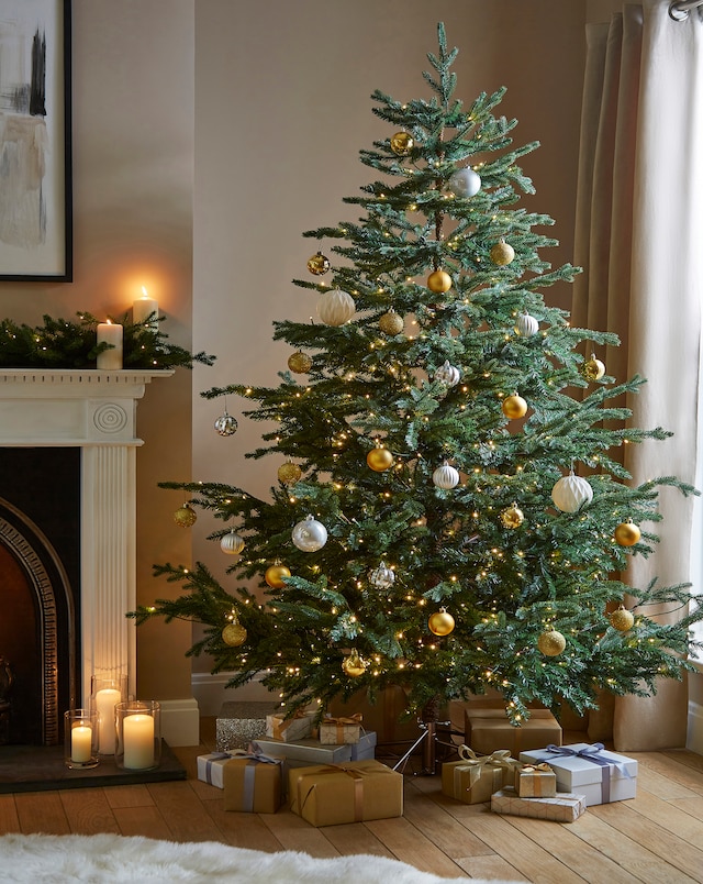 Helsinki Pre Lit Real Look Christmas Tre