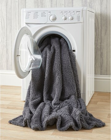 Huggleland Cosy Fleece Wearable Blanket