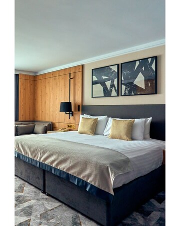 One Night Pamper Break with Treatment & Dinner for Two at Crowne Plaza E-Voucher